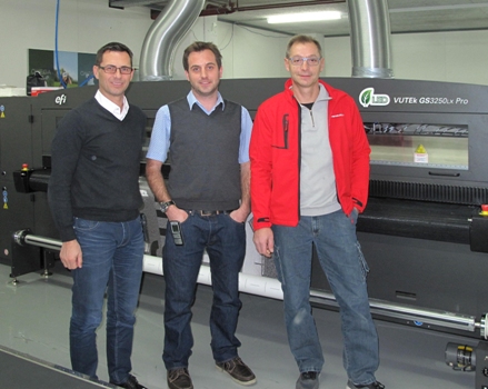 André Stutz (left), Marco Schuhmacher and Herbert Voser are very happy with the quality and reliability of their fourth VUTEk printer