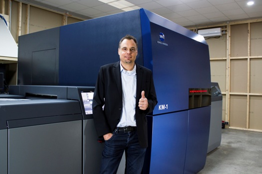 Thumbs-up for KM-1 - Arndt Eschenlohr in front of the UV digital sheet-fed press that has been installed at PLS Print Logistic Services, Germany